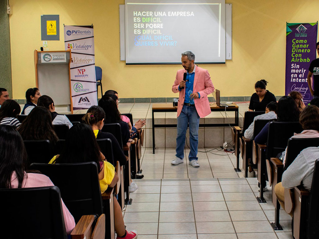 Alex Díaz dando ponencia sobre como ganar dinero con Airbnb a la nueva generación de estudiantes en la universidad metropolitana de la zona de guadalajara