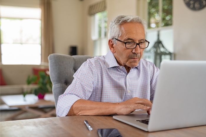 old person computer, viejo con computadora, persona mayor reservando, old person booking